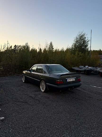 Mercedes-Benz E200 3 of 6