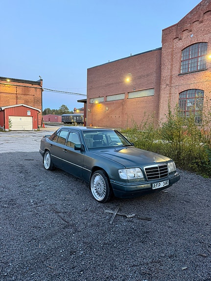Mercedes-Benz E200 2 of 6