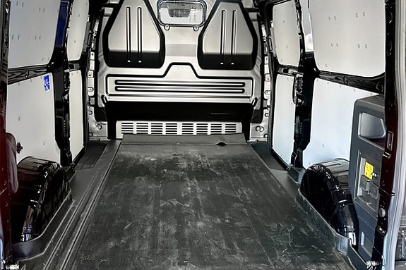 Ford E-Transit 7 of 8