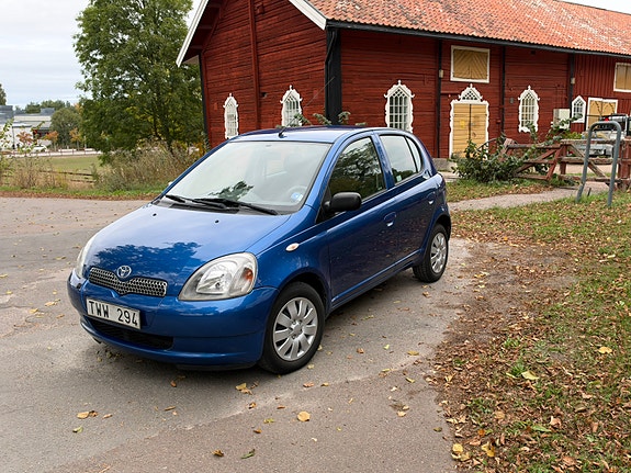 Toyota Yaris 2 of 9