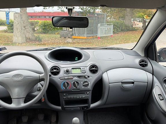 Toyota Yaris 8 of 9