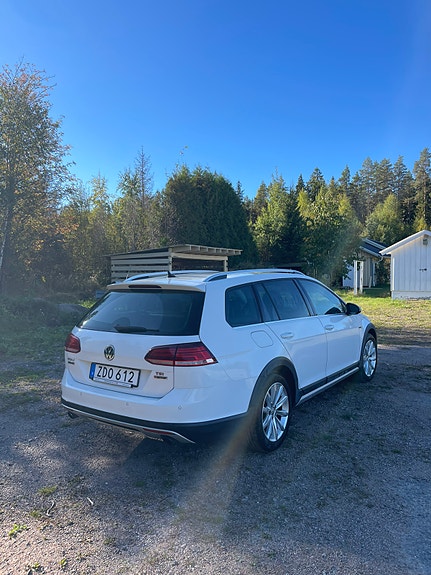 Volkswagen Golf Alltrack 2 of 5
