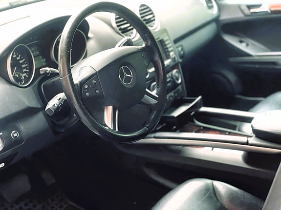 Mercedes-Benz ML500 4 of 4