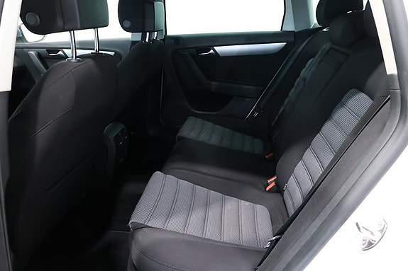 Volkswagen Passat 8 of 15