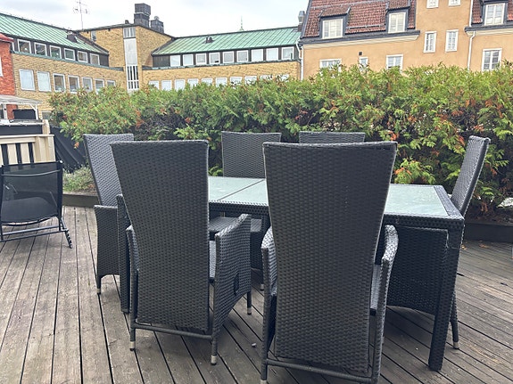 Utemöbler matgrupp bord med glas och stolar konstrotting grå
