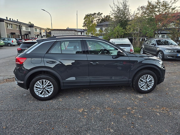 Volkswagen T-Roc 4 of 5