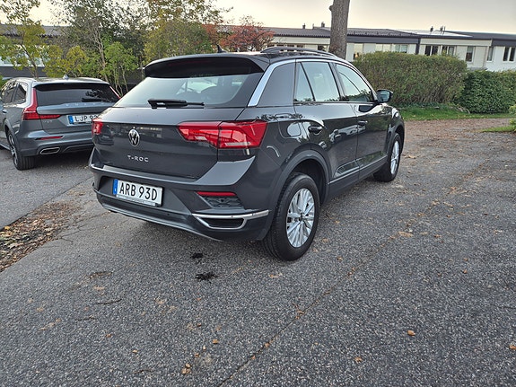 Volkswagen T-Roc 3 of 5