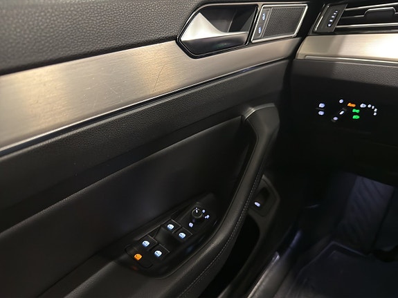 Volkswagen Passat 17 of 30