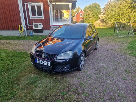 Volkswagen Golf V 2 of 6
