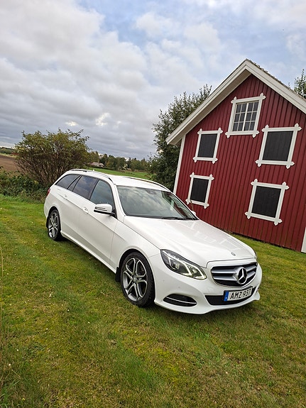 Mercedes-Benz E220 3 of 9