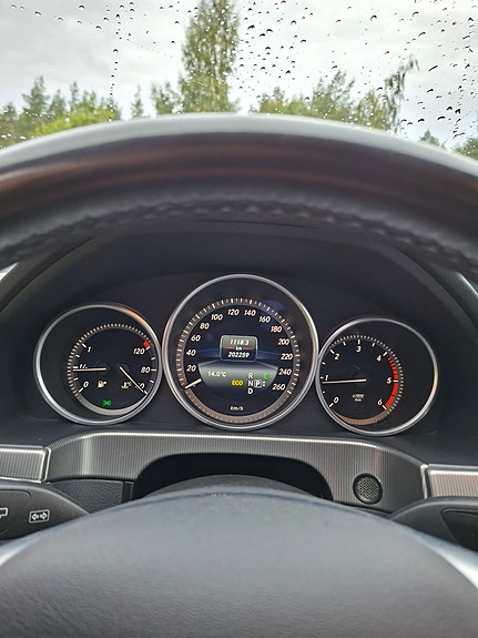 Mercedes-Benz E220 6 of 9