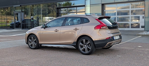 Volvo V40 Cross Country 3 of 12
