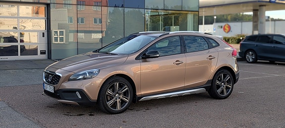 Volvo V40 Cross Country 2 of 12