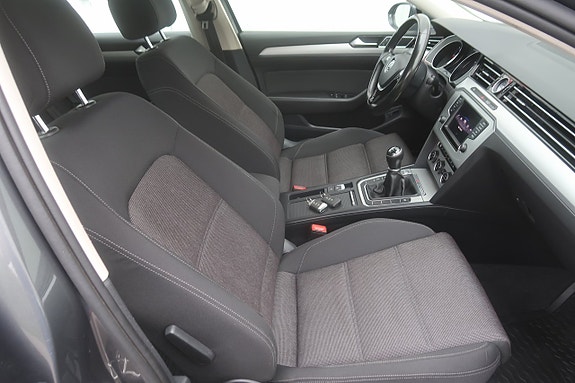 Volkswagen Passat 12 of 27
