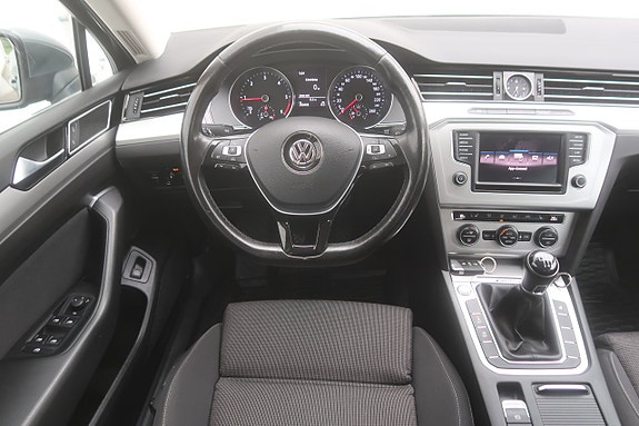 Volkswagen Passat 10 of 27