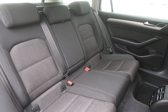Volkswagen Passat 13 of 27