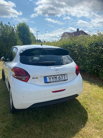Peugeot 208 3 of 5