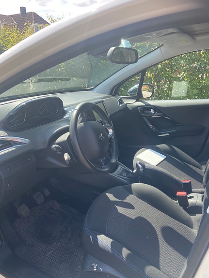 Peugeot 208 4 of 5