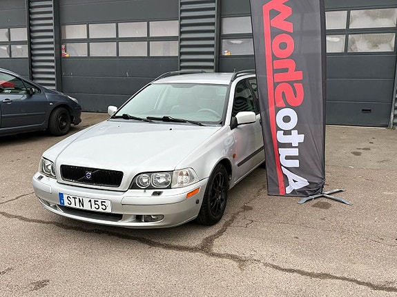 Volvo V40 2 of 7