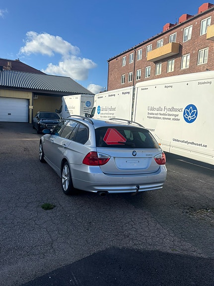 BMW 320i 3 of 4