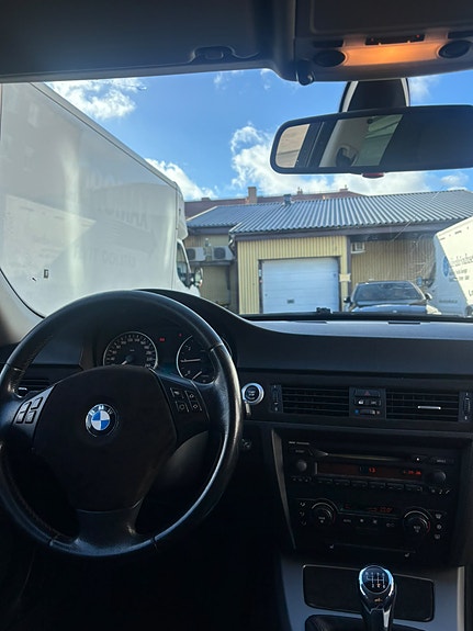 BMW 320i 4 of 4