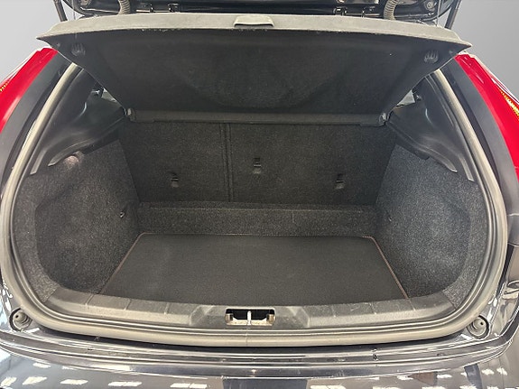 Volvo V40 Cross Country 11 of 14