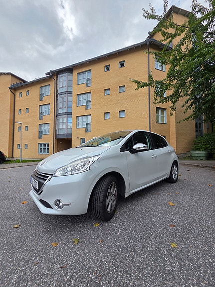 Peugeot 208 3 of 12