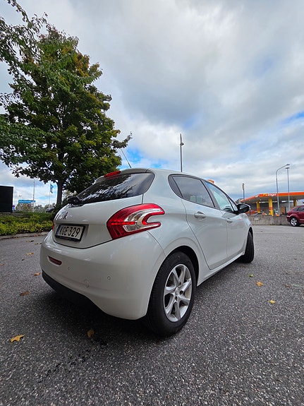 Peugeot 208 4 of 12