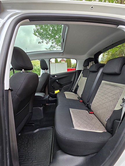 Peugeot 208 8 of 12