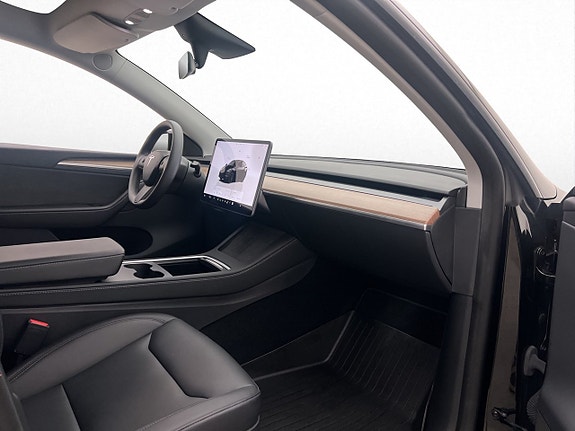 Tesla Model Y 28 of 30