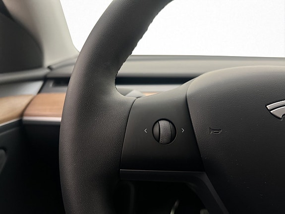 Tesla Model Y 17 of 30