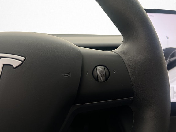 Tesla Model Y 18 of 30