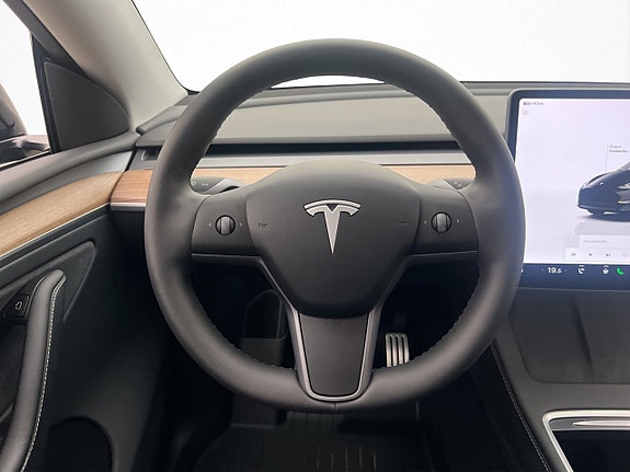 Tesla Model Y 16 of 30