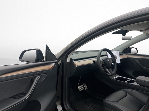 Tesla Model Y 12 of 30