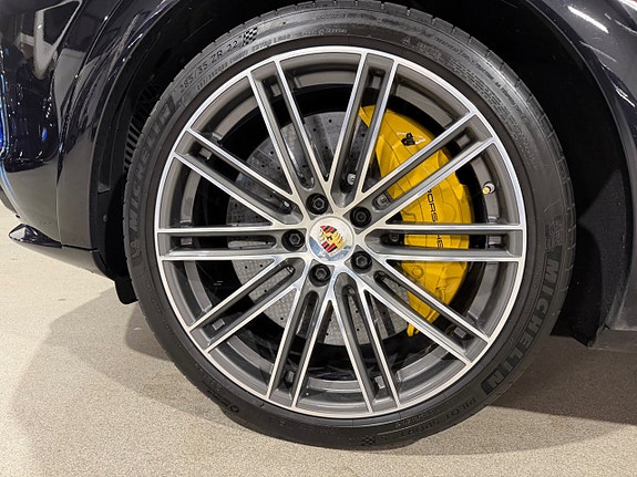 Porsche Cayenne Turbo S 18 of 19