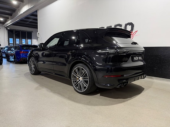 Porsche Cayenne Turbo S 4 of 19