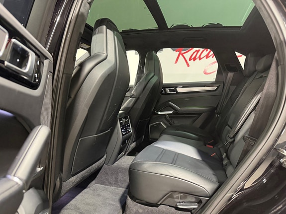 Porsche Cayenne Turbo S 10 of 19