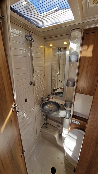 Bürstner T 570 Travelvan Garage 23 of 30