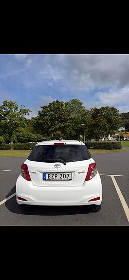 Toyota Yaris 4 of 8