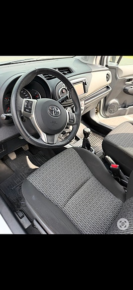 Toyota Yaris 2 of 8