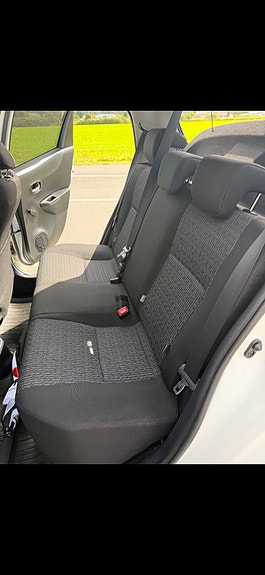 Toyota Yaris 6 of 8