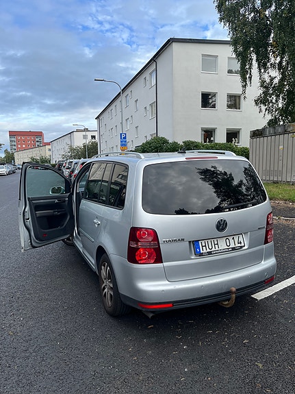 Volkswagen Touran 2 of 2