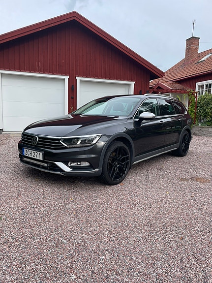 Volkswagen Passat Alltrack 2 of 19