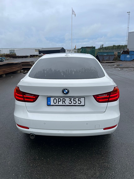 BMW 318d 2 of 4