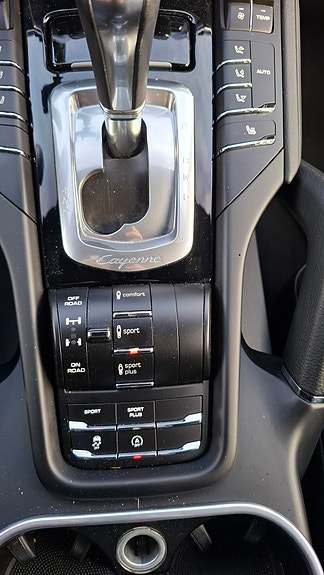 Porsche Cayenne 9 of 14