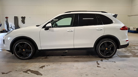 Porsche Cayenne 2 of 8