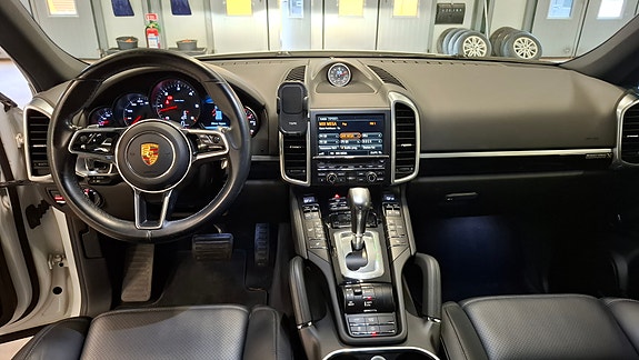 Porsche Cayenne 5 of 8