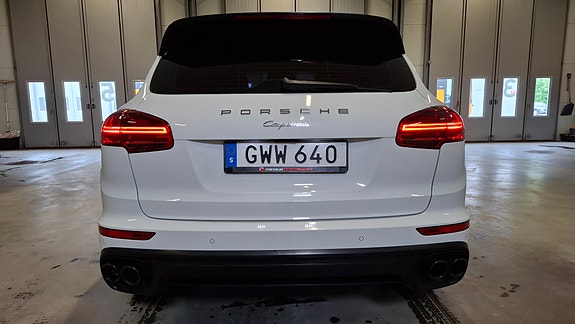Porsche Cayenne 3 of 8