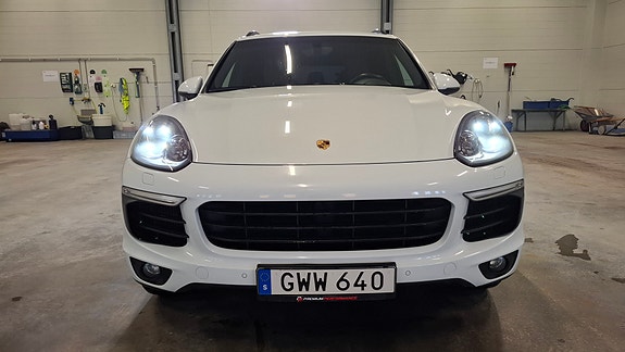 Porsche Cayenne 4 of 8