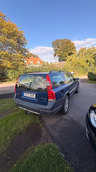 Volvo XC70 2 of 7
